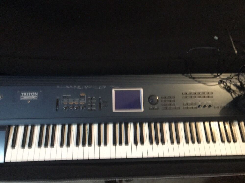 KORG TRITON Extreme Music workstation Synthesizer 88 Key